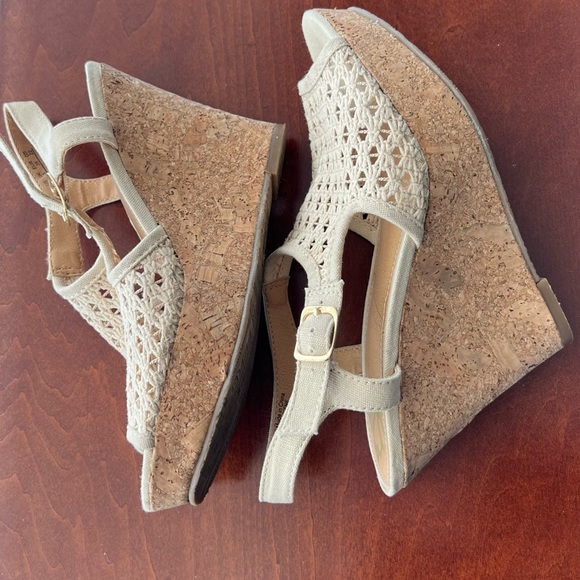 🍓 2 for $13 FERGALICIOUS wedge sandals with cork bottoms. Size 5 - Picture 5 of 8